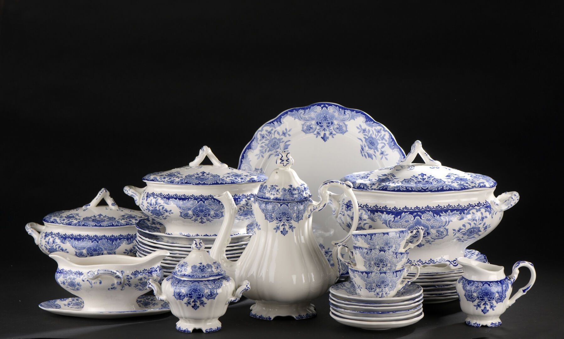Null 制造BFK & BOCH la Louvière, Dordrecht模型。

陶器餐具，上面有蓝色的单色叶子装饰，包括...。

-8个大盘子。

&hellip;