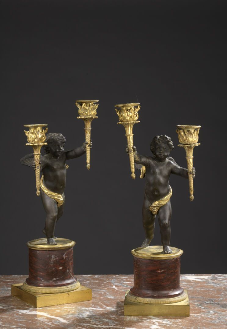 Paire de petits candélabres - Époque Empire. 一对小烛台，有两个光臂，用青铜和鎏金青铜装饰，上面有一个拿着火把的爱情&hellip;