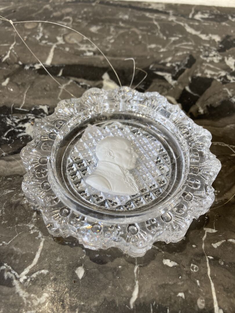 PROFIL D'HOMME en cristallo-cérame 一个穿着水晶陶瓷的人的轮廓。

约1840年。

D. 8,3 cm