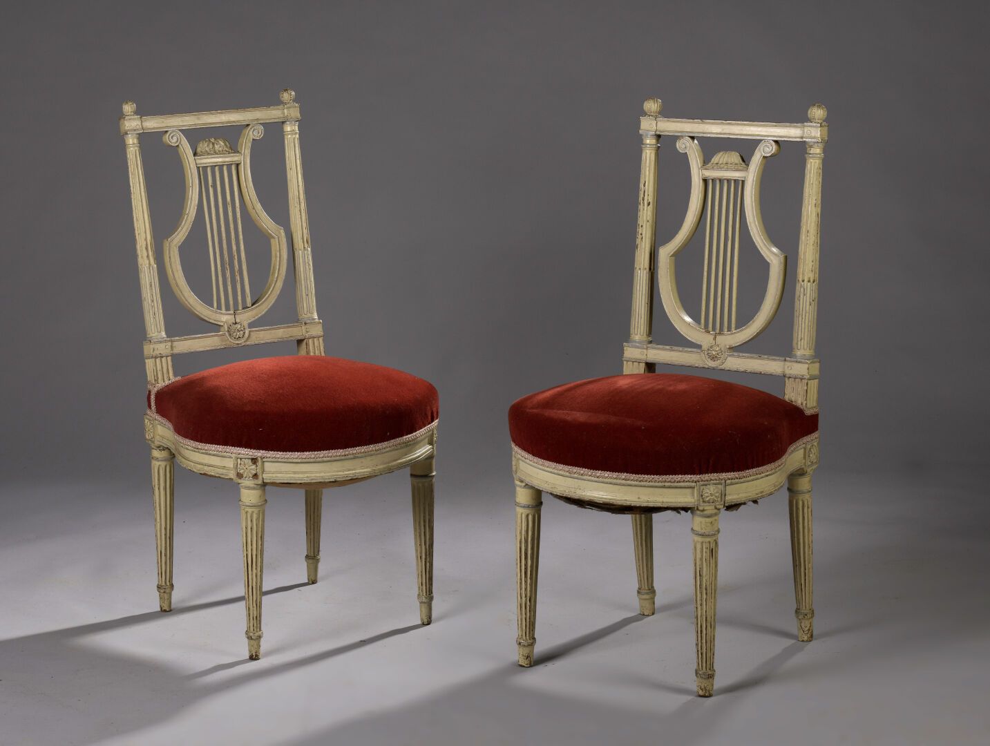 Paire de chaise d'époque Louis XVI 一对路易十六时期的模制和雕刻的木椅。它们有一个荔枝形的背，站在有凹槽的锥形腿上。

89 &hellip;