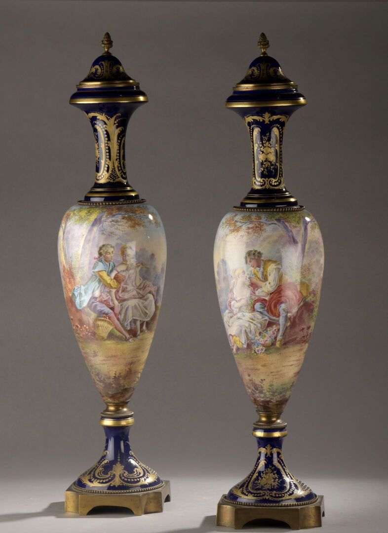 Paire de vases fuseau en porcelaine, dans le goût de Sèvres Paire de vases fusea&hellip;