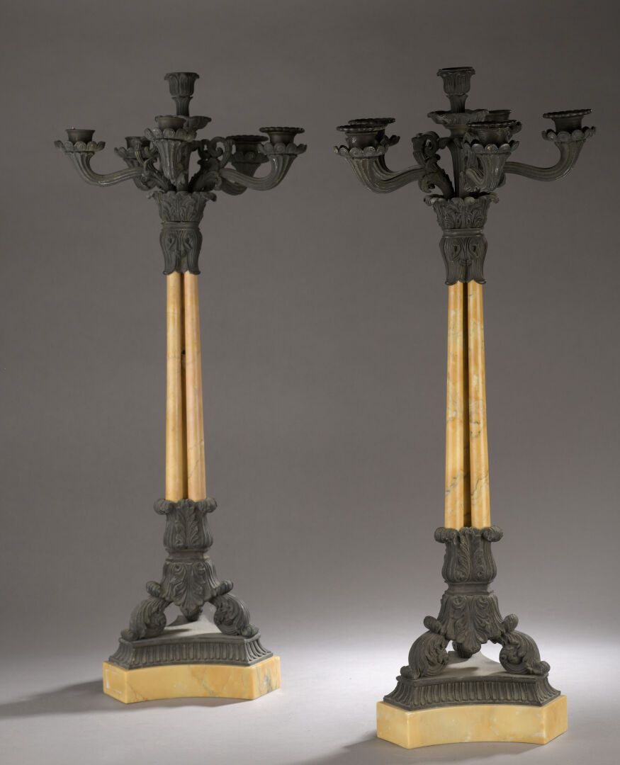 Paire de candélabres d'époque Louis-Philippe Coppia di candelabri in bronzo cese&hellip;