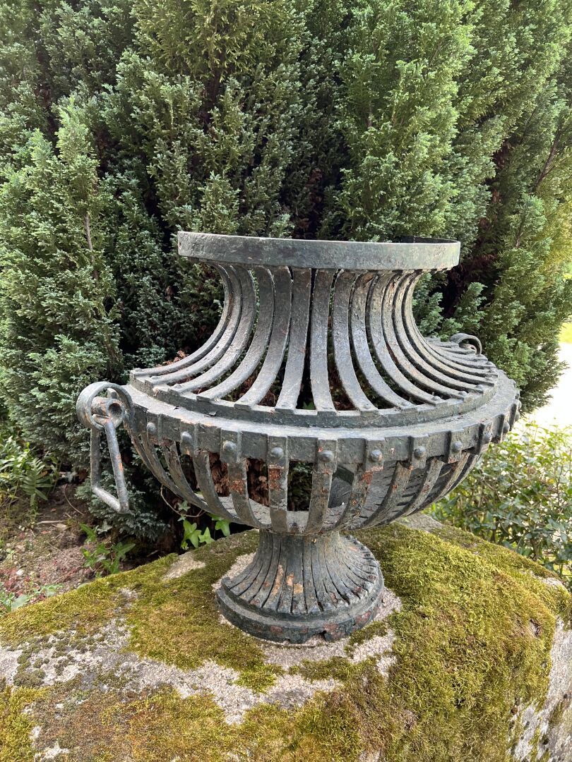Paire de demi-vases en fer forgé Coppia di mezzi vasi in ferro battuto a forma d&hellip;