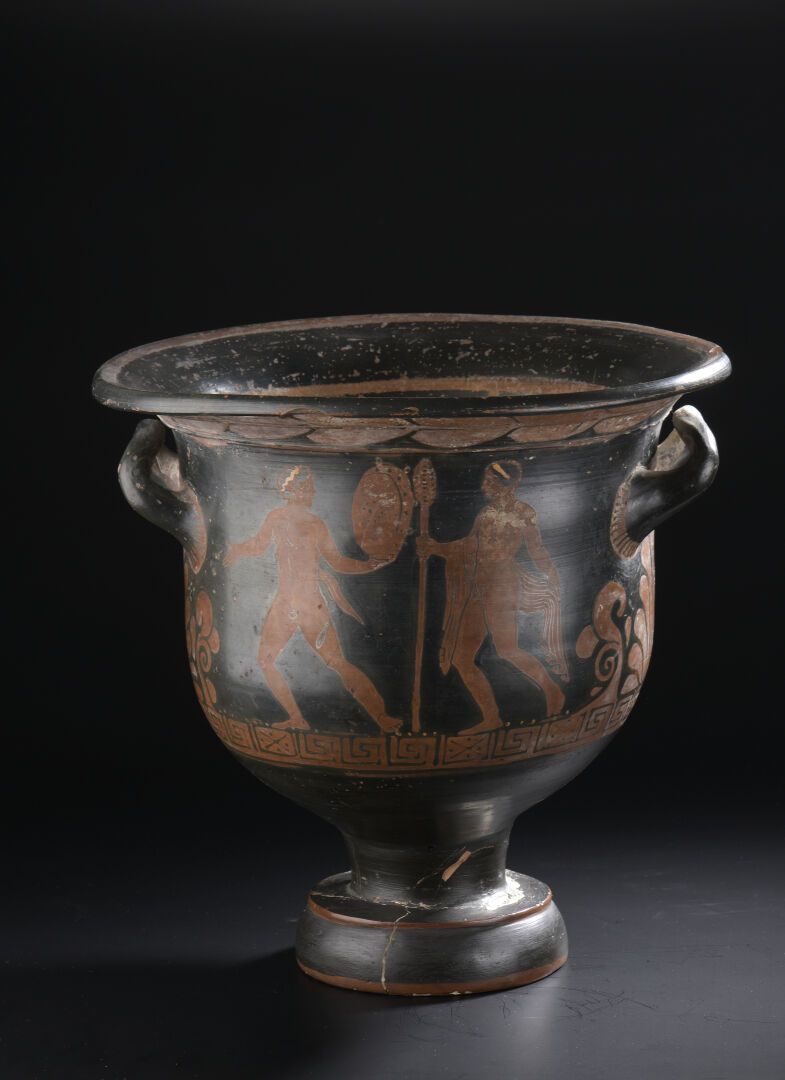 CRATÈRE - Art grec, Apulie, IVe s. Av. J.-C. Crátera campaniforme con figuras ro&hellip;