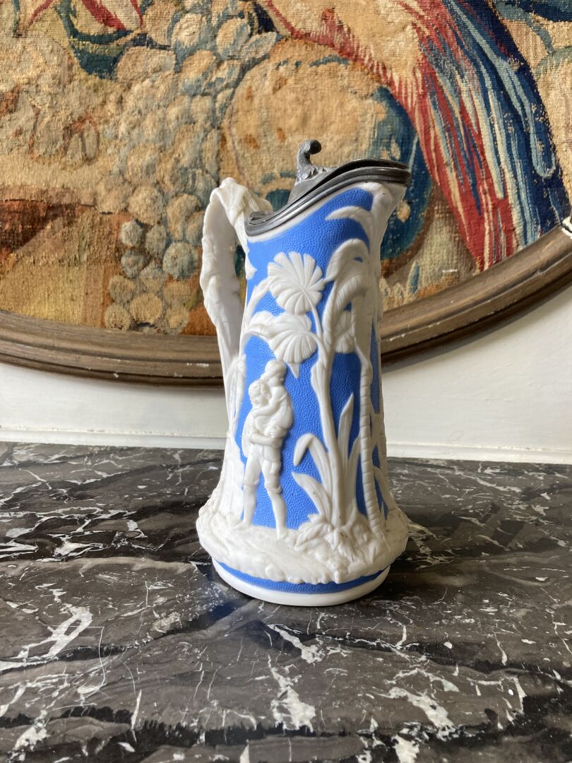 Verseuse en porcelaine dans le style de Wedgwood 一个Wedgwood风格的瓷罐，上面有棕榈树丛中人物的楣饰。签&hellip;