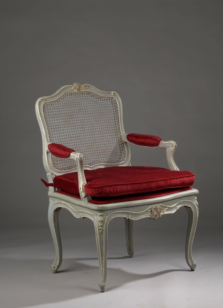 Fauteuil de bureau - Époque Louis XV. 一张蓝灰色漆面的米色榉木藤条办公扶手椅，有鞭状的扶手和拱形的腿。雕刻着花朵和刺桐叶的&hellip;