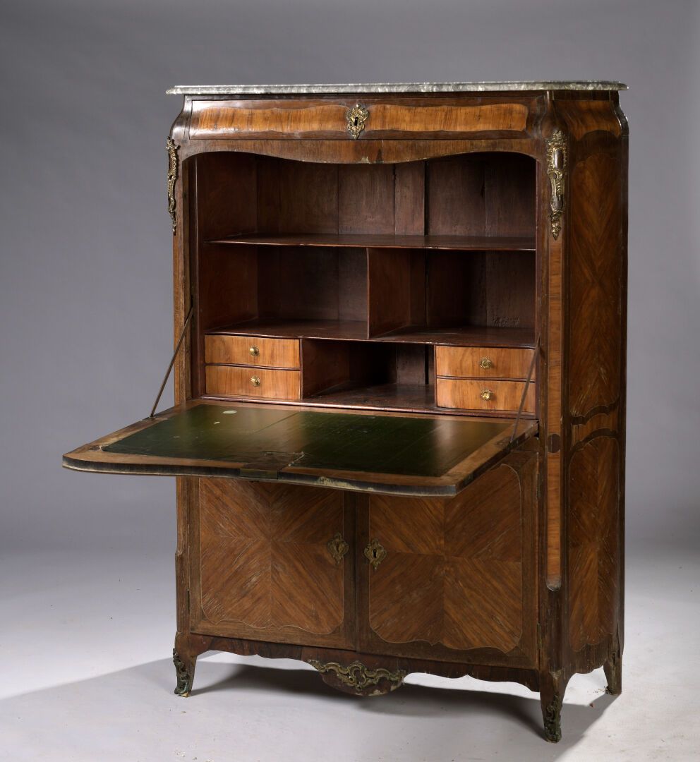 Secrétaire à doucine C.Wolff et jme, d'époque Louis XV. 一张路易十五时期的紫檀木饰面和苋菜框架的书桌，上&hellip;
