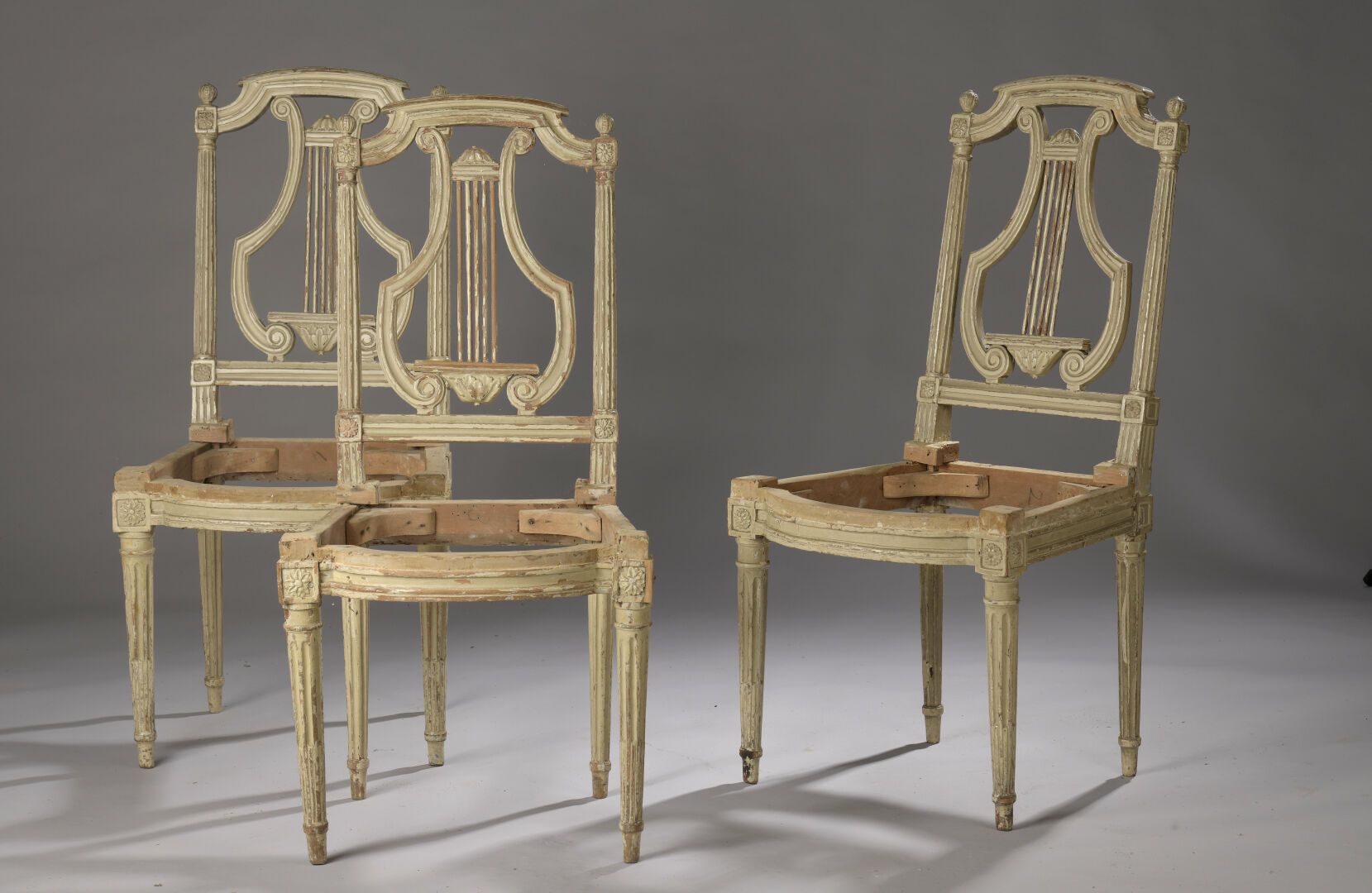 Trois chaises à dossier lyre d'époque Louis XVI Trois chaises à dossier lyre d'é&hellip;
