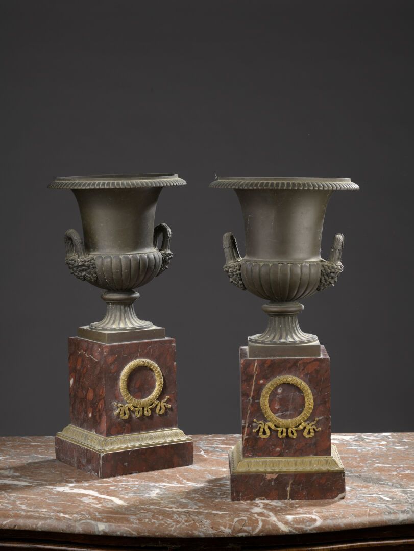 Paire de vases Médicis - Fin de l'époque Empire. Coppia di vasi medicei in bronz&hellip;