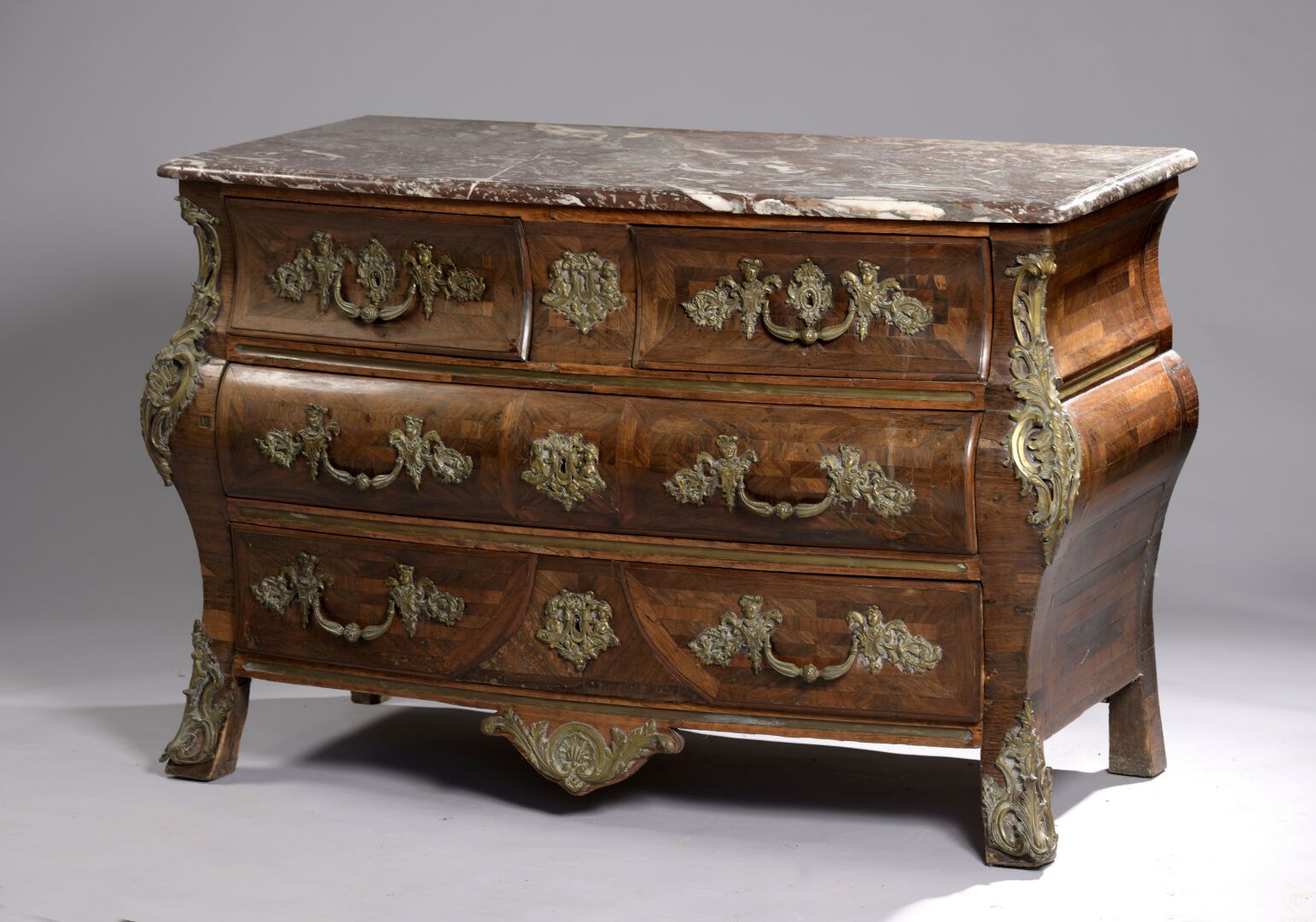 Commode tombeau - Époque Louis XV. 一个紫罗兰色木皮的抽屉柜，在三行上开有五个抽屉。丰富的罗盖尔青铜装饰。

比利牛斯山红色大&hellip;