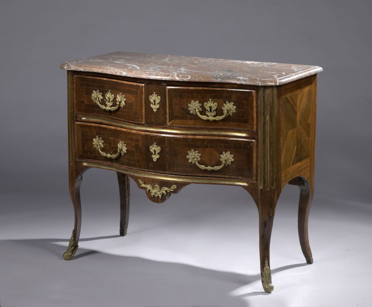 Commode, d'époque Régence 一个摄政时期的木制抽屉柜，有镶嵌装饰，开有三个抽屉，两排由Lingotières分开。鎏金青铜装饰在手柄、锁&hellip;