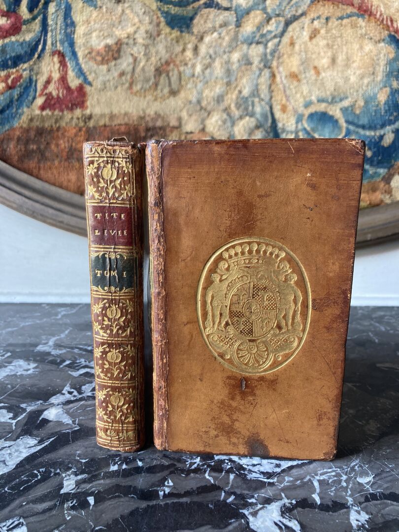Null "Tite Live" dated 1661, in 2 volumes in 8 in tan calf, coat of arms in the &hellip;