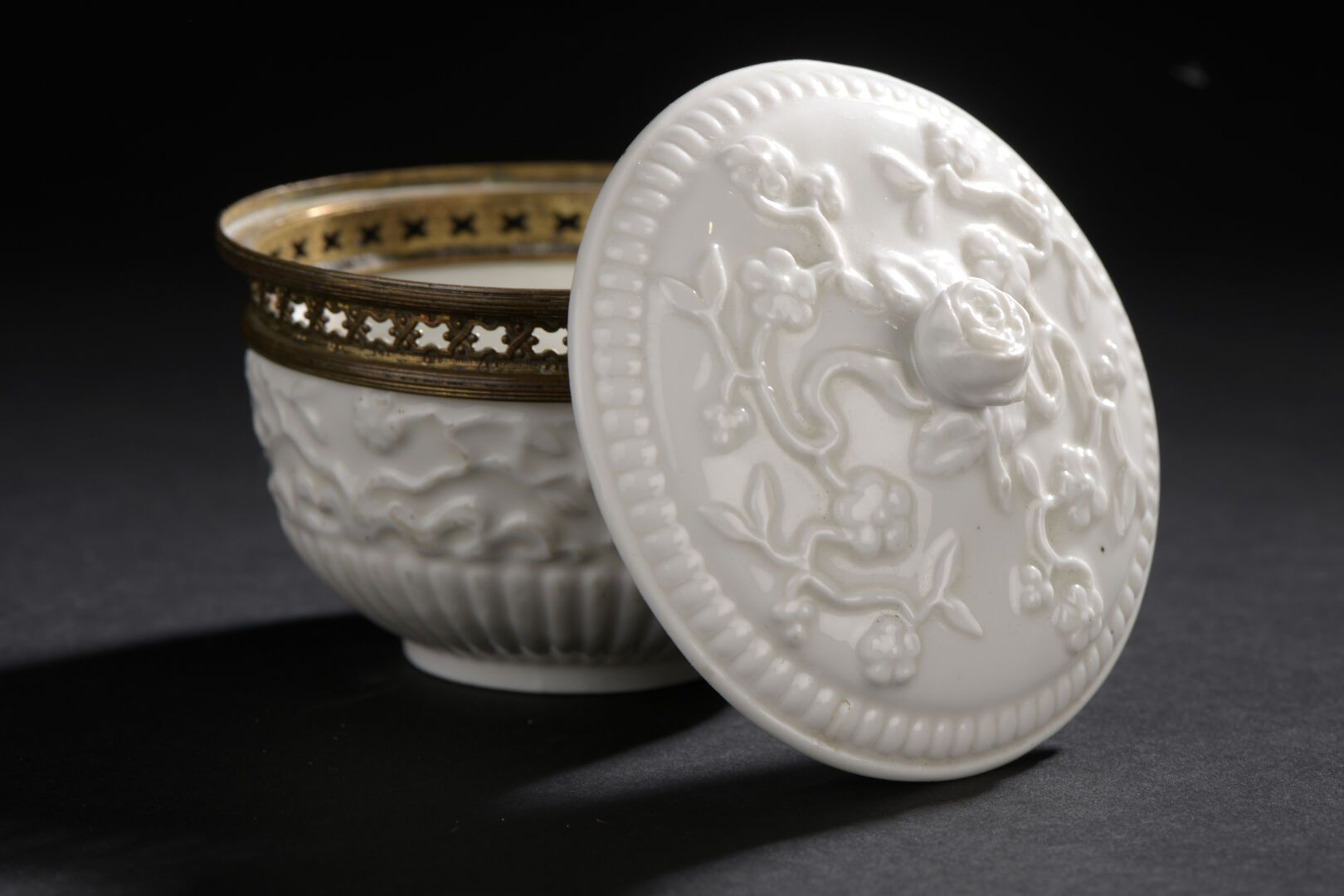 CHANTILLY. Pot pourri CHANTILLY - Vasija de porcelana con decoración de ramas fl&hellip;