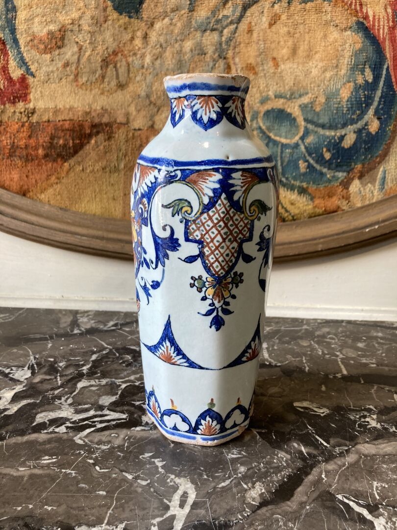 ROUEN - XVIIIe siècle. ROUEN

Vase à pans coupés en faïence à décor polychrome d&hellip;