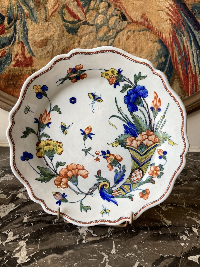 ROUEN - XVIIIe siècle. ROUEN

一个陶器盘，上面有花角和昆虫的多色装饰。

18世纪。

D. 23厘米