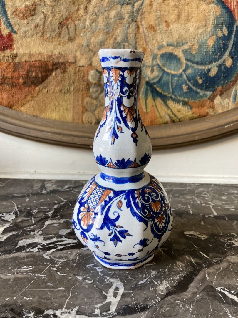ROUEN - XVIIIe siècle. ROUEN

阳台形状的陶制花瓶，上面有蓝红相间的羊角花和叶子的装饰。

18世纪。

芯片。

H.18厘米