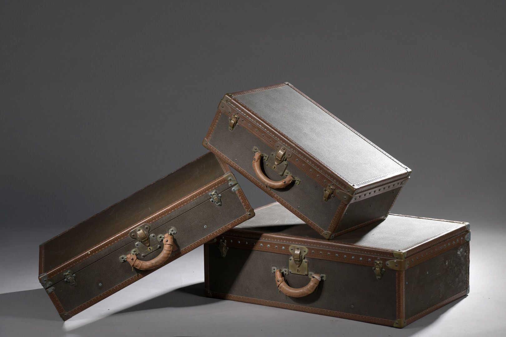 Null Louis VUITTON

Trois valises rigides en cuir. Accidents. 

25,5 x 80 x 52 c&hellip;
