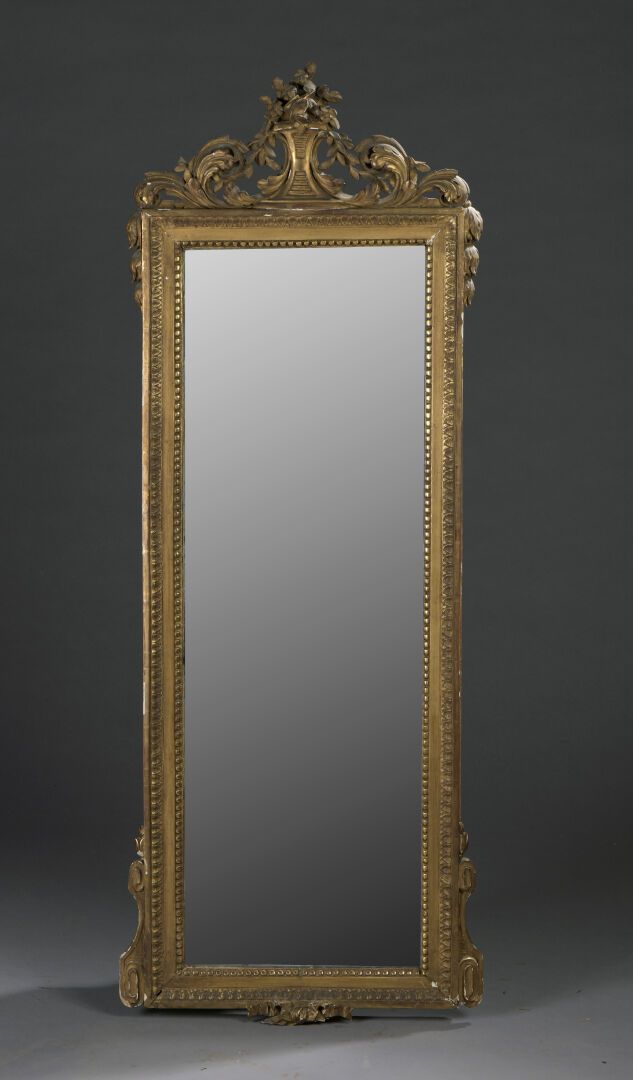 Null 一面18世纪的长方形模制和雕刻的木镜

饰以叶子和珍珠楣子

H.131 L.45 cm