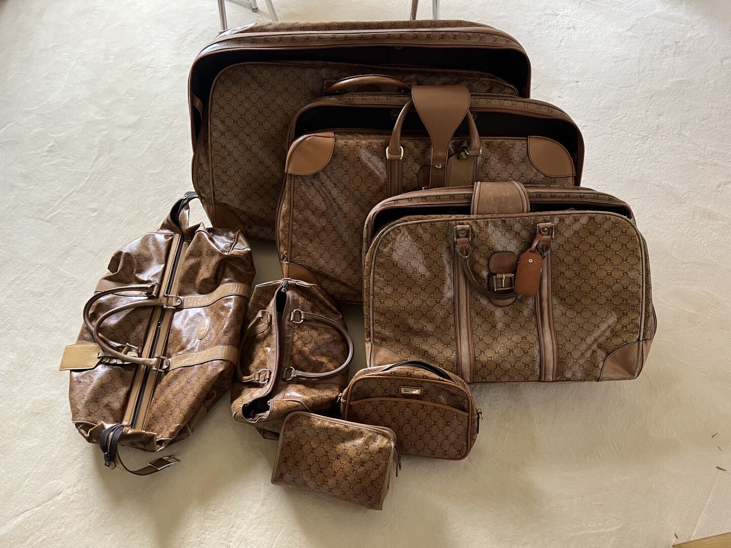 Null Trois valises et trois sacs en toile enduite Morabito

Très usé