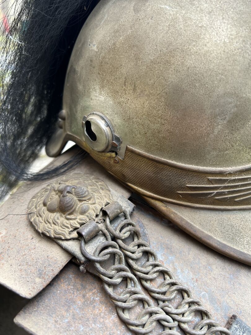 Null 骑士徽章头盔，1912年款。铁壳。纹章、头带和颏带为黄铜材质。黑马鬃毛。皮革内部头饰。在国家（事故，缺乏）中
