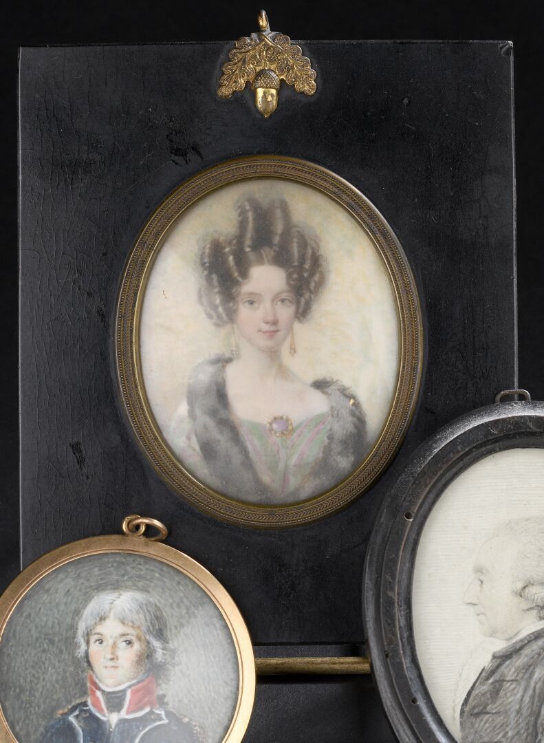 Null 约1840年的法国学校
穿着毛皮大衣的女人的肖像
微型的。
7,2 x 5,7 cm 
熏黑了的时代木质框架
