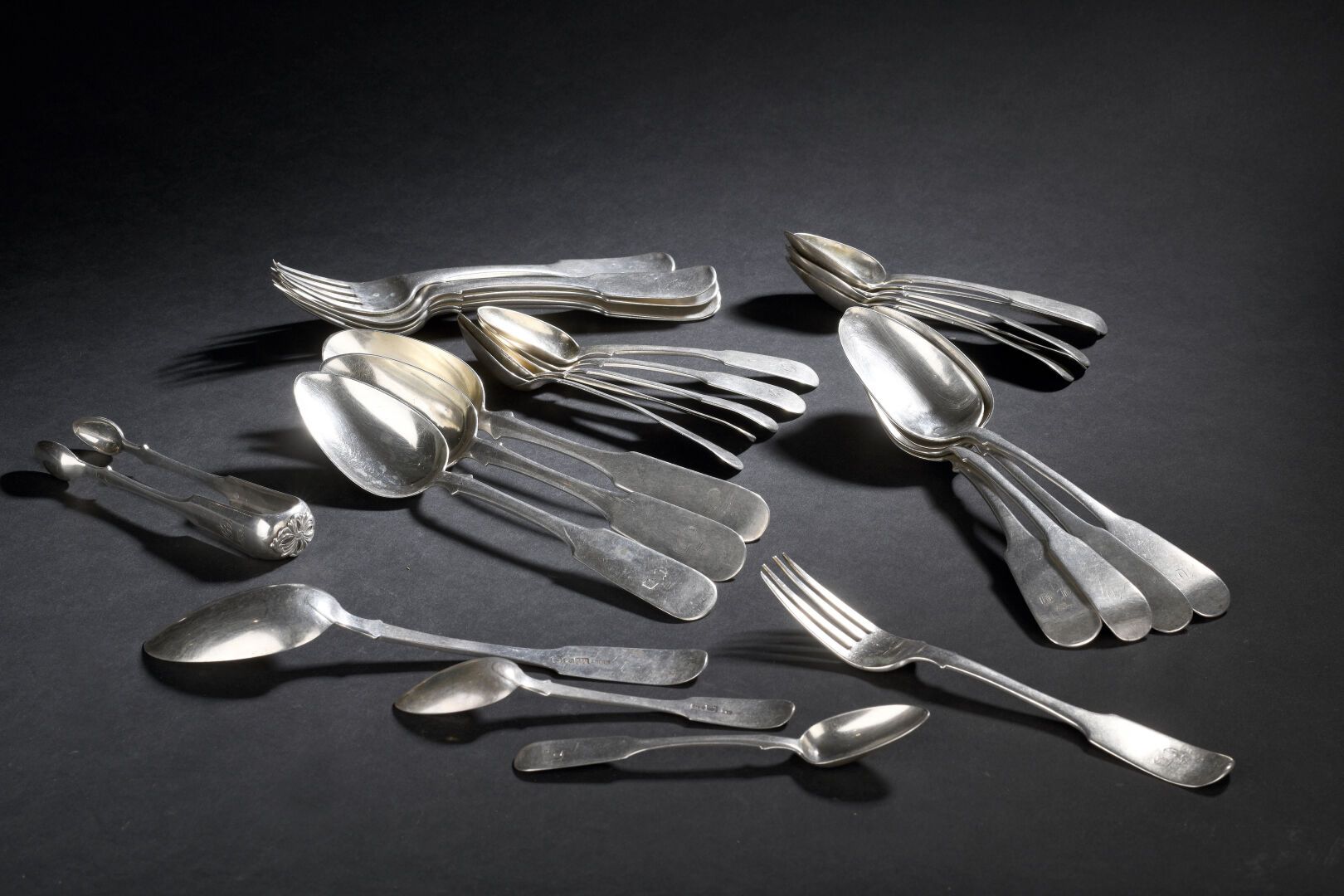 Null 一套五件银质餐具和一件叉子，莫斯科 1846年
铲子上有花纹和皇冠。
包括三个勺子，十二个小勺子和一个糖钳。
重量1269克