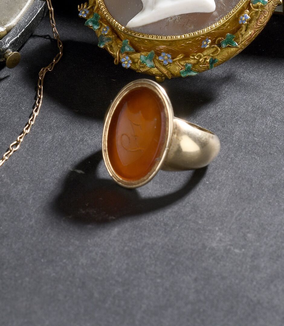 Null Yellow gold signet ring, early 19th century
Decorated with an intaglio of a&hellip;