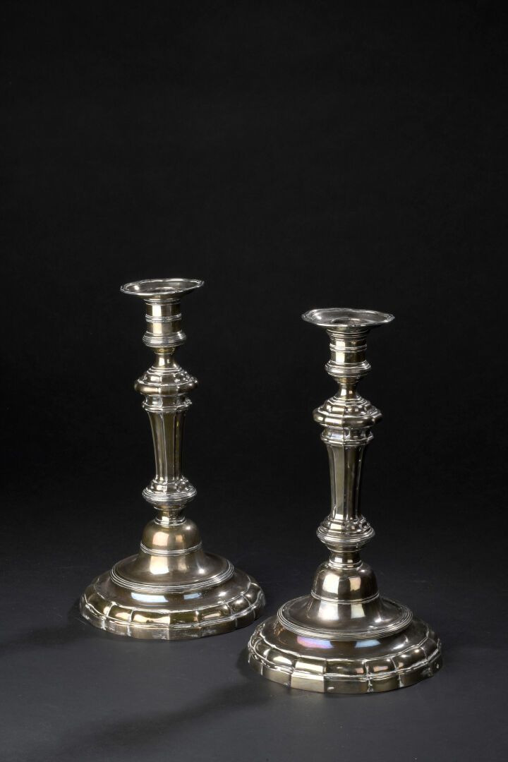 Null 一对银烛台，巴黎，1752年
装饰有模子和一个扇形的底座。
这两个没有标记的灯芯，可能是原件。
重量 1146 克 高 25,2 厘米