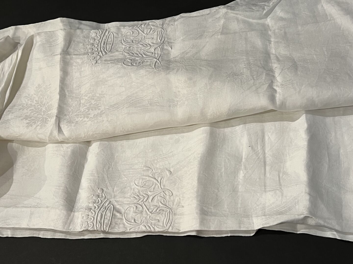 Null Tovaglia di lino damascato, 1830-1840 circa, medaglione ovale decorato con &hellip;