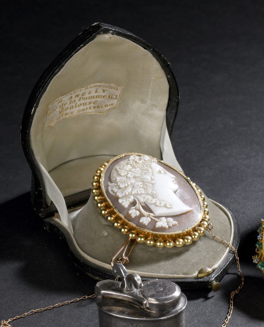 Null 含有女性轮廓的浮雕，约1850年
镶金的珍珠装饰和链条。
毛重16克 
签署了图卢兹Ancely rue de la Pomme的案例