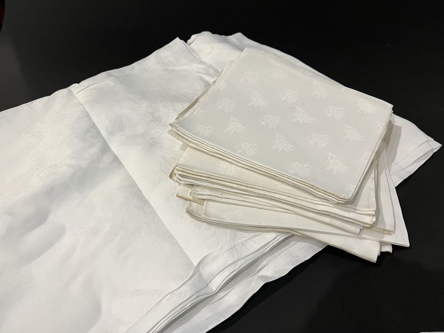 Null Service de table, nappe et douze serviettes en damas de lin, époque Restaur&hellip;