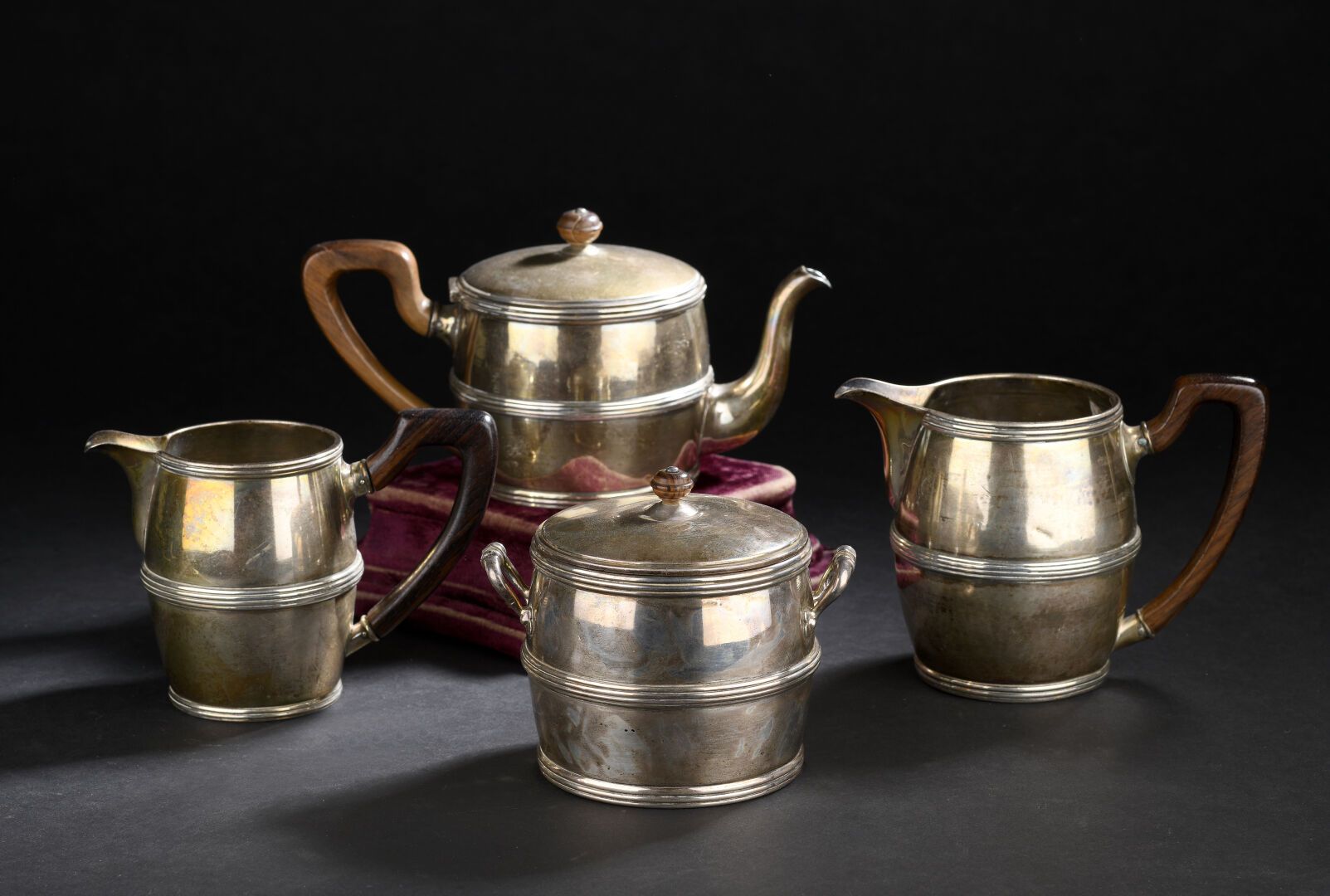Null 淘宝网
带米诺尔标记的银质茶具
它包括一个茶壶，一个糖碗，一个牛奶壶和一个热水壶。呈桶状，手柄为紫檀木。
毛重1609克