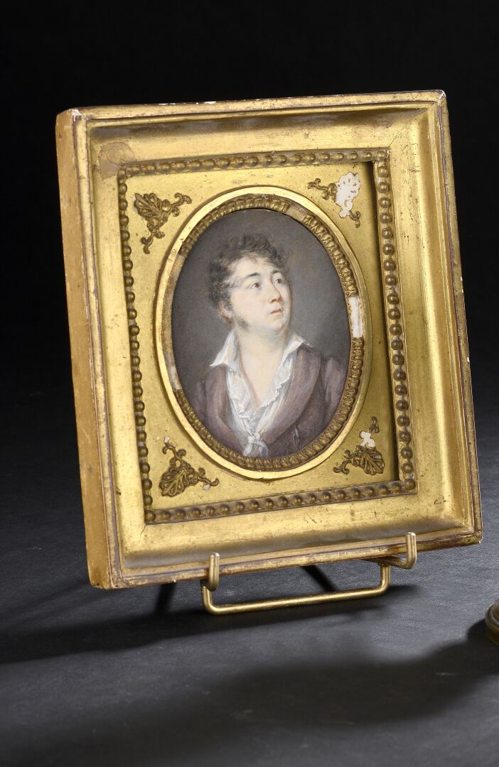 Null 约1810年的法国学校
一个惊讶的人的肖像
水粉画在牛皮纸上。
9,5 x 7,8 cm 
装在一个装饰有棕榈花和珍珠的框架里。