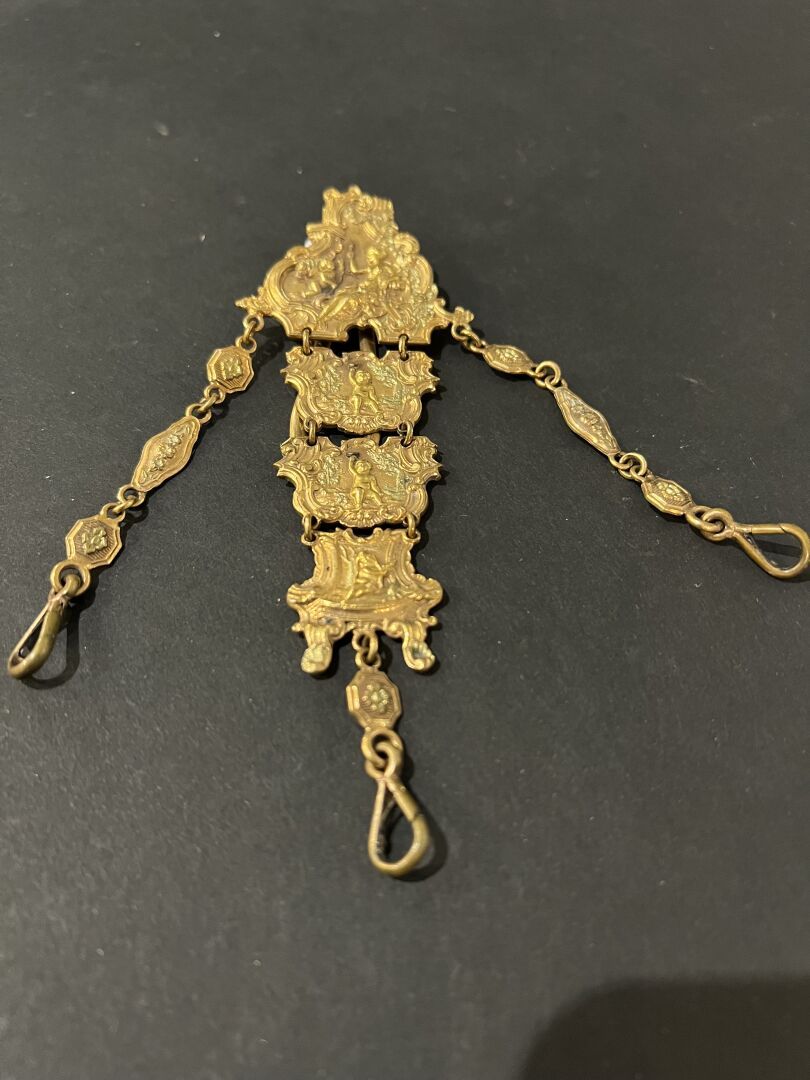 Null Una chatelaine in ormolu di epoca Luigi XV decorata con Venere che confisca&hellip;