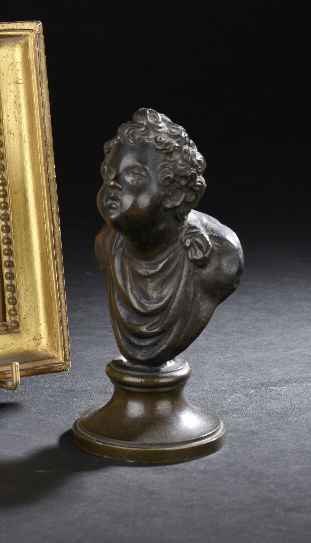 Null 17世纪的意大利学校
普托
带有棕色铜锈的小铜像。
在一个青铜基座上。
H.16厘米