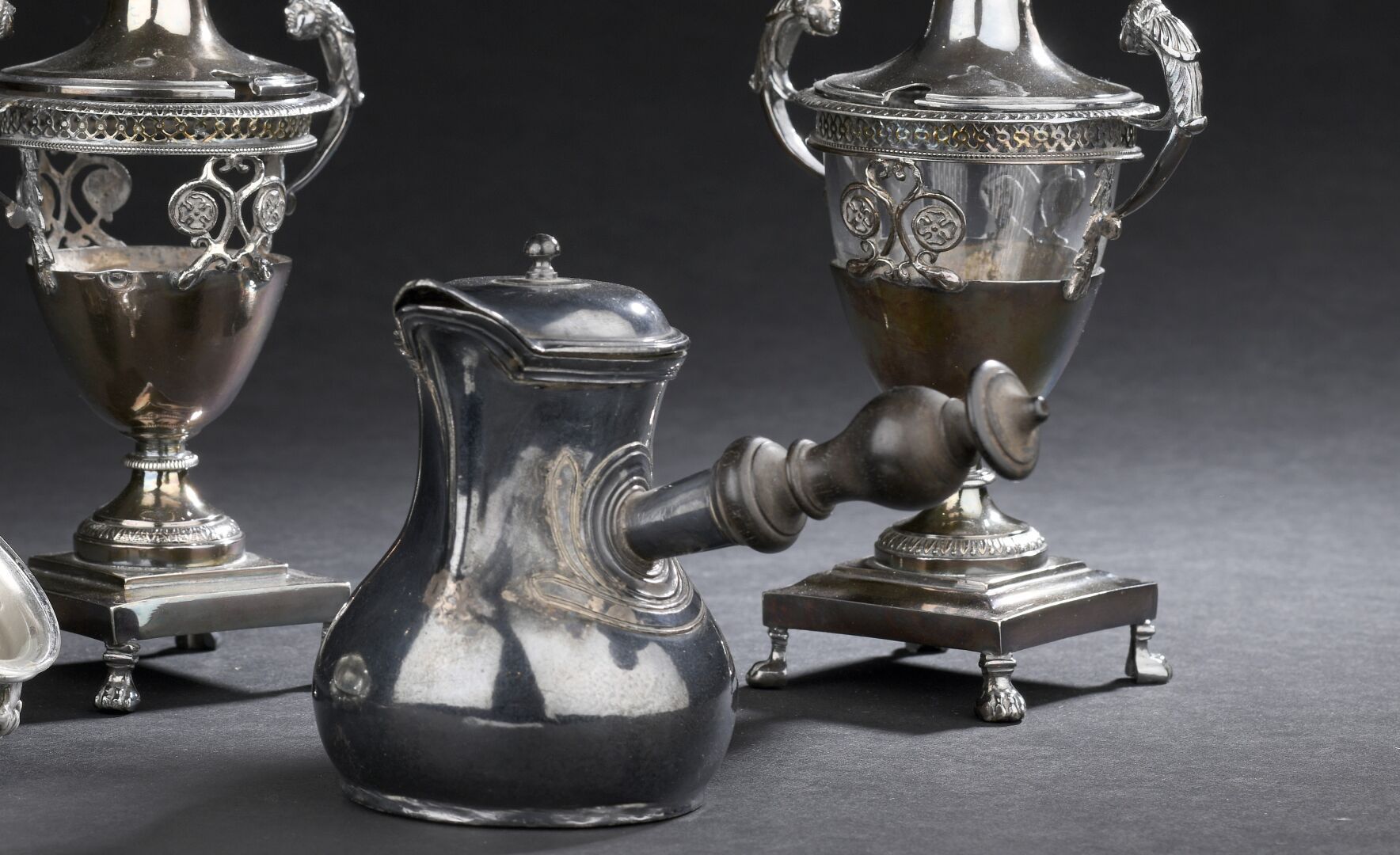 Null Pequeña cafetera de plata, Trévoux hacia 1770, orfebre Eustache
Fondo plano&hellip;