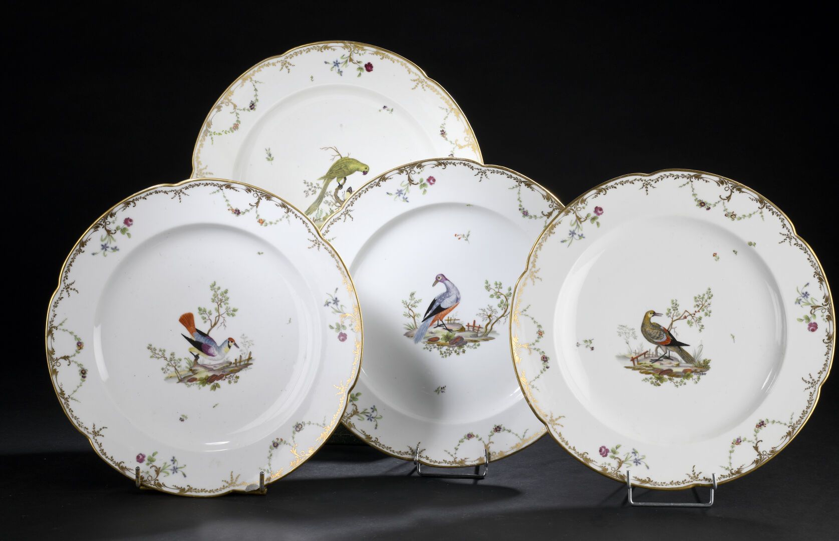 Null 巴黎，18世纪
四个圆瓷盘，边缘有轮廓，中间有鸟的多色装饰
在一个露台上，在玫瑰、倒钩、花环和金叶的翅膀上。
一个盘子恢复了，一个盘子的边缘有一个缺口&hellip;