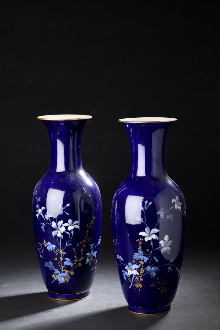 Null SÈVRES, fin du XIXe siècle, 1890
Paire de vases en porcelaine à fond bleu à&hellip;