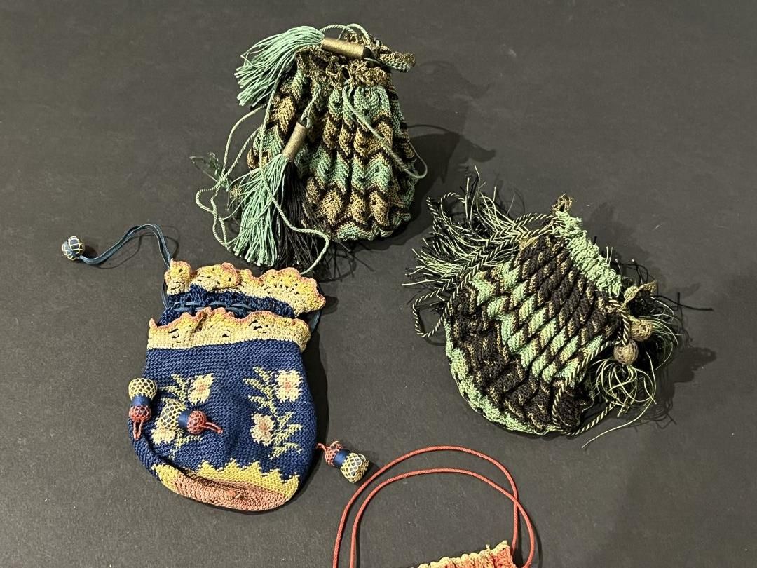 Null 一套四个多色丝织钱包，约1830年，其中两个有花卉装饰。
有流苏的帕森特流苏，高9厘米。
另外两个类似的钱包，黑色和绿色的丝绸与银线，刚性的底部装饰有&hellip;