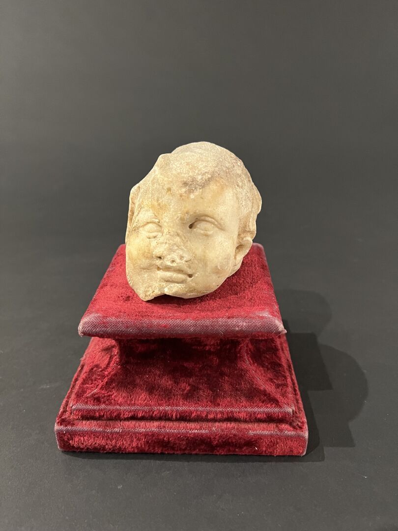 Null Frammento di testa di bambino in marmo scolpito. 
Periodo romano. 
H. 8 cm