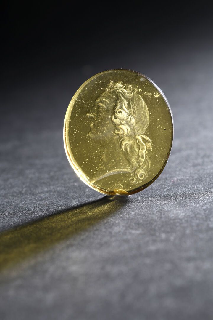 Null Intaille en verre jaune, d'époque Louis XV
Représentant le roi de profil à &hellip;