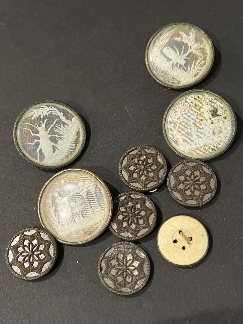 Null Two sets of buttons, end of the 18th c., four buttons probably from Dieppe &hellip;