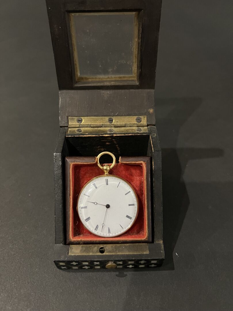 Null Goldene Uhr um 1850
Auf der Rückseite ein Wappen, gekrönt von einer Grafenk&hellip;