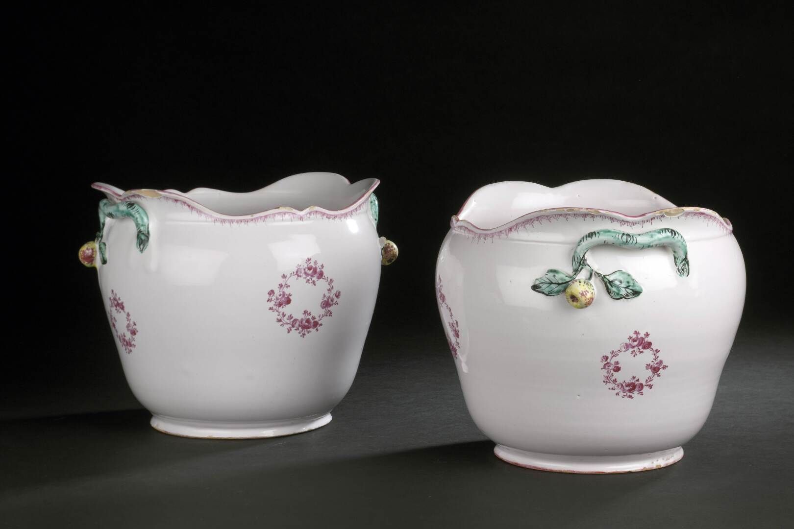 Null MARSEILLE，18世纪
紫色单色的瓶桶一对，上面有花环和梳子的装饰。
侧面的把手是结着果实的枝叶形状。
有几个缺口，一个底部有轻微震荡。
H.1&hellip;