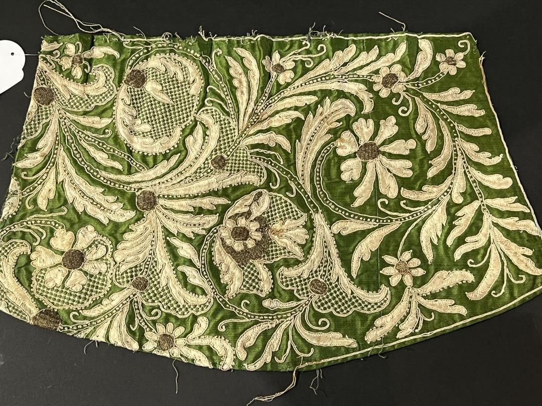 Null 摄政时期服装上的刺绣元素，可能是宫廷装的腕部
绿色丝缎，绣有叶子和花朵的卷轴，用丝绸和奶油色的方格针绣成。
多色的丝绸和帘子布以及金属线的小册子，（有&hellip;