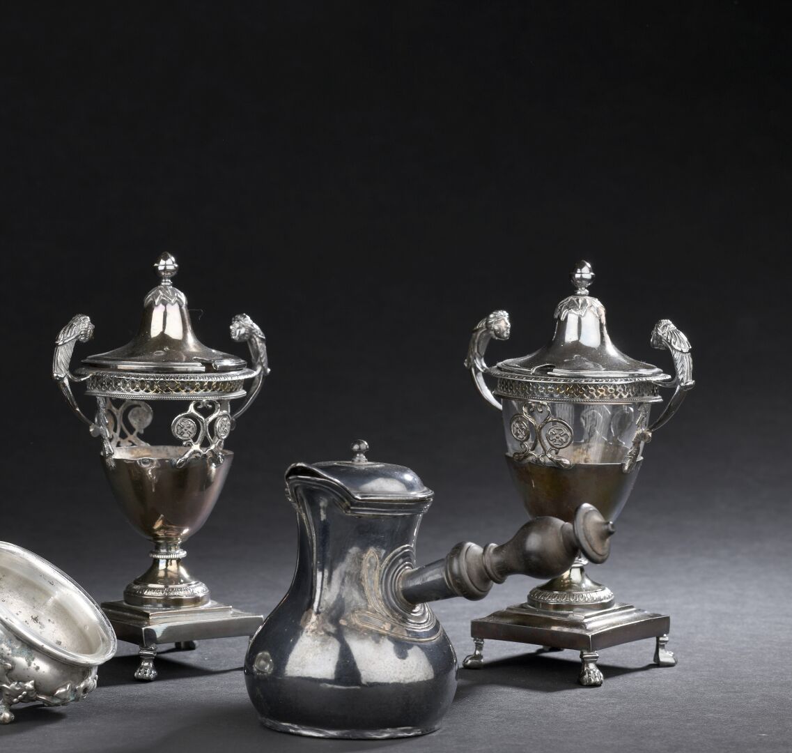 Null 银质芥末罐一对，银匠PVN 1798-1809
它们的形式是带狮子头把手的花瓶，站在方形基座上。
重量400克