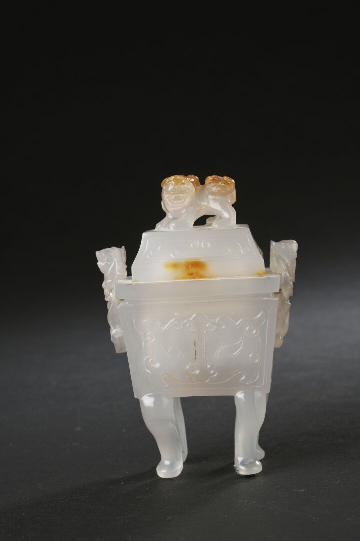 Null 玛瑙覆盖的四合院香炉
中国，20世纪
饰有饕餮面具，手柄为花形，盖子上有一只含苞待放的狮子形成的手柄
H.10.5厘米