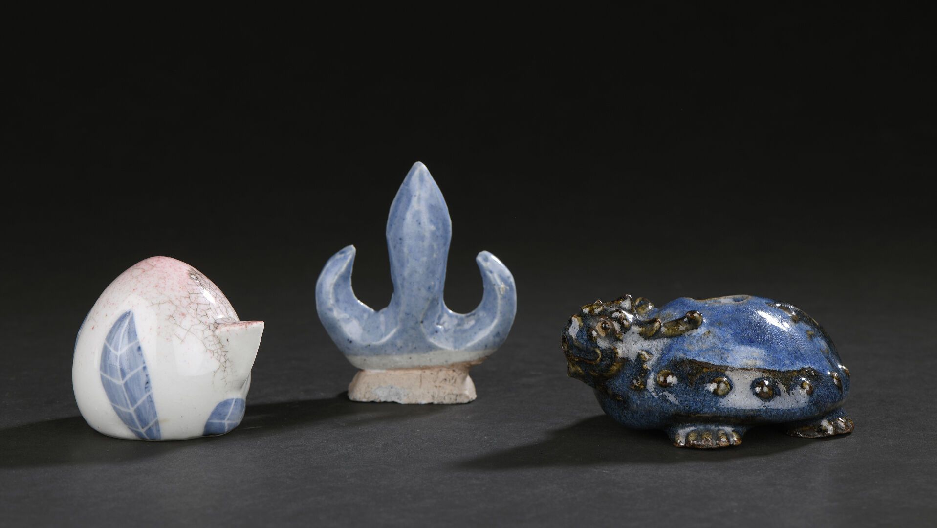Null Deux compte-gouttes et un repose pinceaux en porcelaine 
Chine, début du XX&hellip;