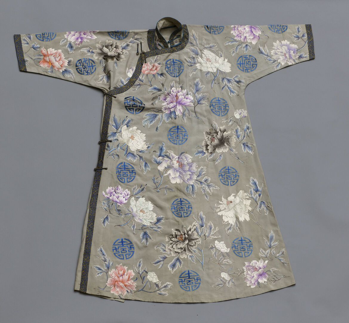 Null 丝绸大衣，用丝线刺绣
中国，约1900年
满族风格，浅蓝色背景上有多色花纹装饰。状况良好。
135 x 134 cm

参考资料：罗伯特-D-雅各布森&hellip;