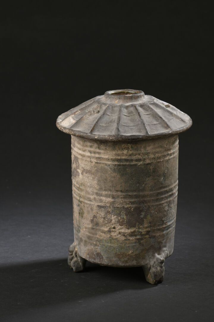 Null Terracotta granary 
China, Han dynasty (206 BC - 220 AD)
Cylindrical body, &hellip;